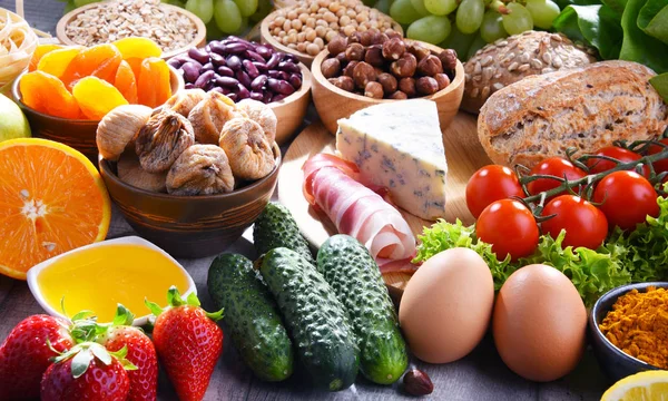 Diverse biologisch voedselproducten op de tafel — Stockfoto