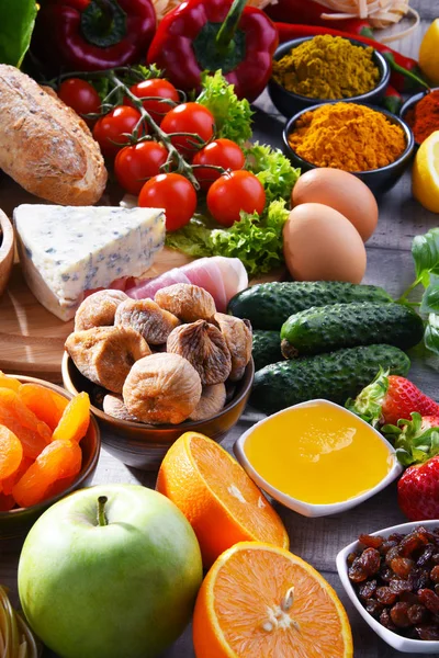 Blandade ekologiska livsmedelsprodukter på bordet — Stockfoto
