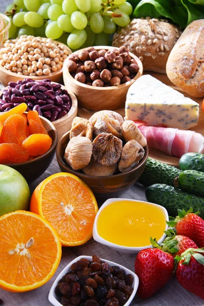 Diverse biologisch voedselproducten op de tafel — Stockfoto