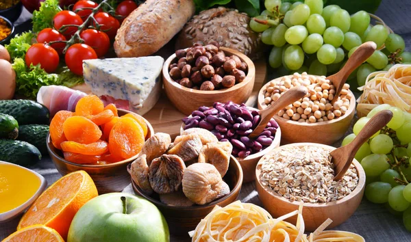Berbagai produk makanan organik di atas meja — Stok Foto