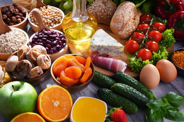 Produtos alimentares orgânicos sortidos em cima da mesa — Fotografia de Stock