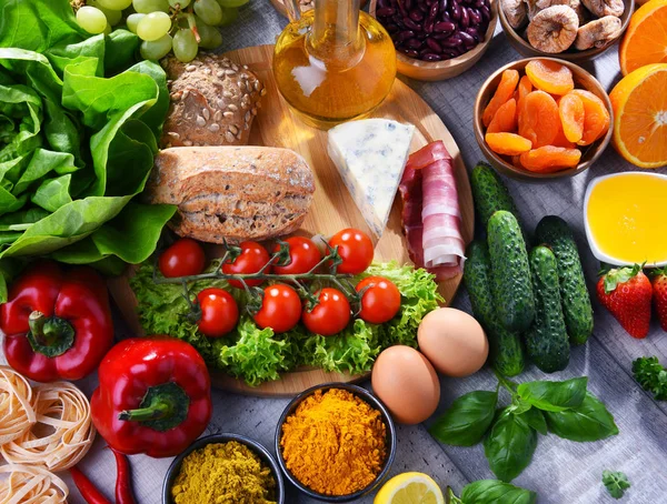 Produtos alimentares orgânicos sortidos em cima da mesa — Fotografia de Stock