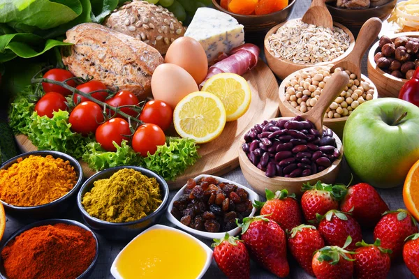 Diverse biologisch voedselproducten op de tafel — Stockfoto