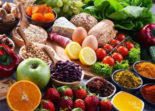 Produtos alimentares orgânicos sortidos em cima da mesa — Fotografia de Stock
