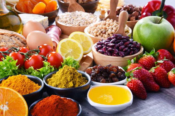 Diverse biologisch voedselproducten op de tafel — Stockfoto