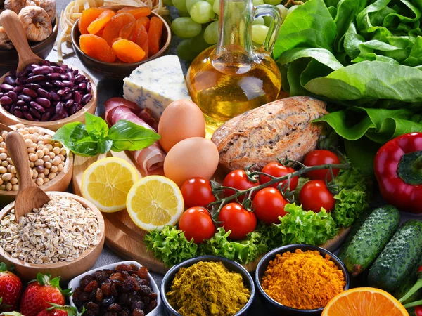 Prodotti alimentari biologici assortiti in tavola — Foto Stock