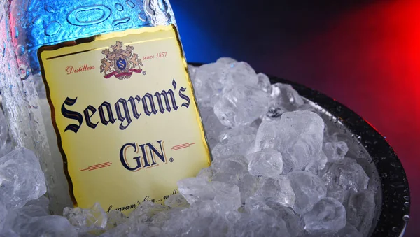 Μπουκάλι Seagram Gin σε κουβά με θρυμματισμένο πάγο — Φωτογραφία Αρχείου