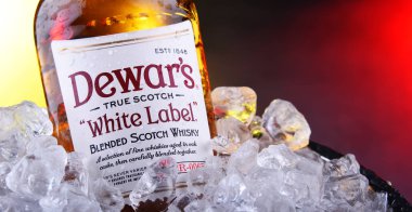 Bir şişe Dewars karışık viskiyi kovada buzla karıştırdı.