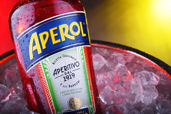 Botella de Aperol en cubo con hielo picado — Foto de Stock