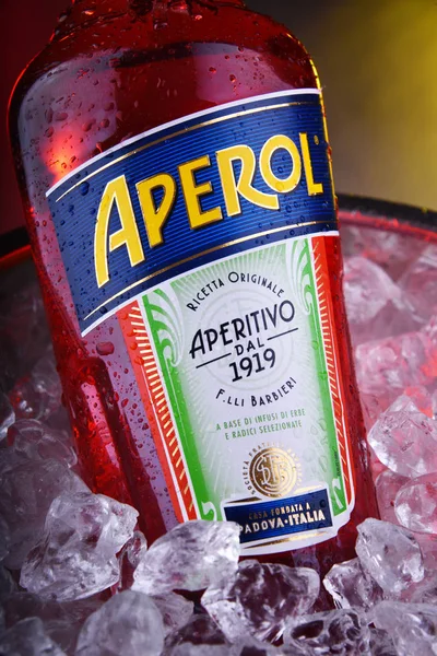 Butelka Aperolu w wiadrze z kruszonym lodem — Zdjęcie stockowe