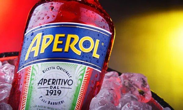 Flasche Aperol im Eimer mit Crushed Ice — Stockfoto