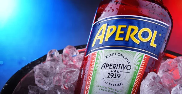 Fles Aperol in emmer met gemalen ijs — Stockfoto