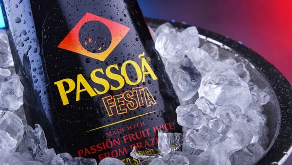 Flasche Passoa, ein Passionsfruchtlikör im Eimer mit Eis — Stockfoto