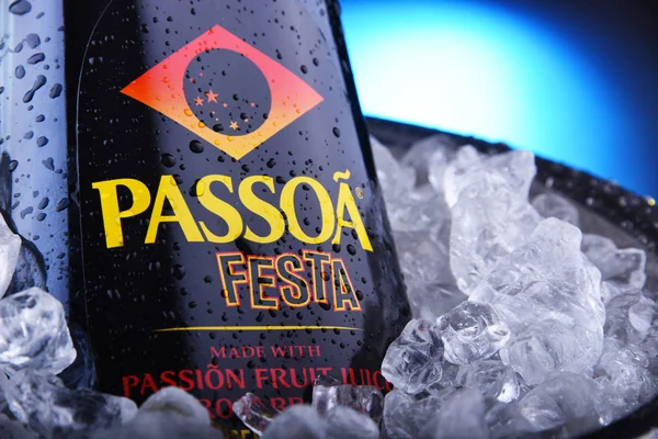 Flasche Passoa, ein Passionsfruchtlikör im Eimer mit Eis — Stockfoto