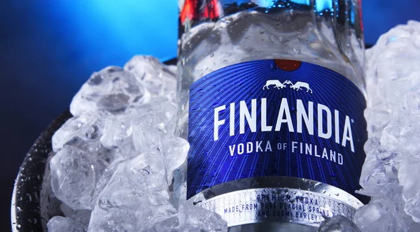 Butelka wódki Finlandia w wiadrze z kruszonym lodem — Zdjęcie stockowe