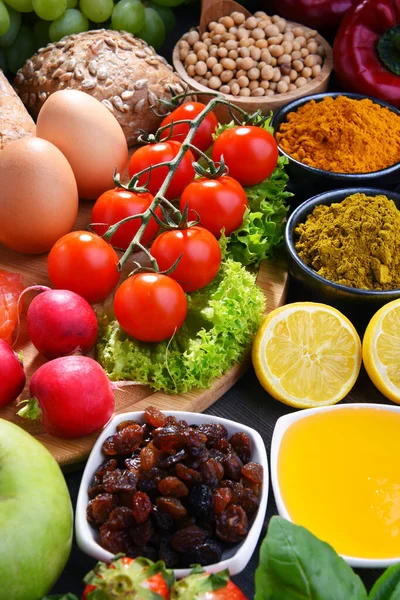 Асорті органічних продуктів харчування на столі — стокове фото