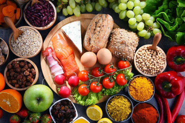 Nejrůznějších organických potravin na stole — Stock fotografie