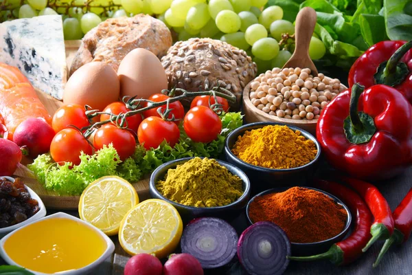 Ассорти органических продуктов питания на столе — стоковое фото