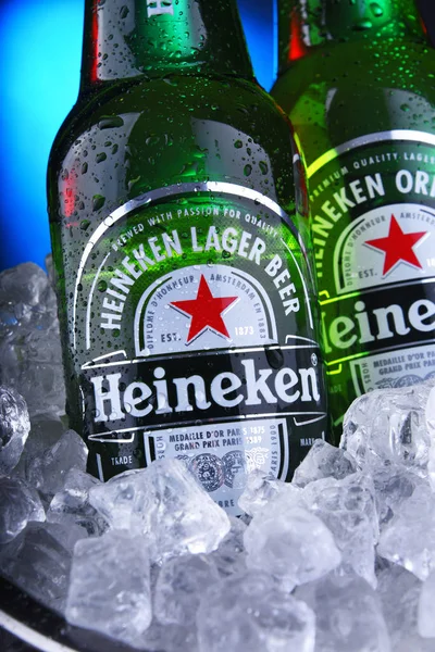 Bottles of Heineken beer in bucket with crushed ice — Stock Photo, Image