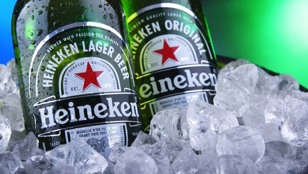 Bottles of Heineken beer in bucket with crushed ice — Stock Photo, Image