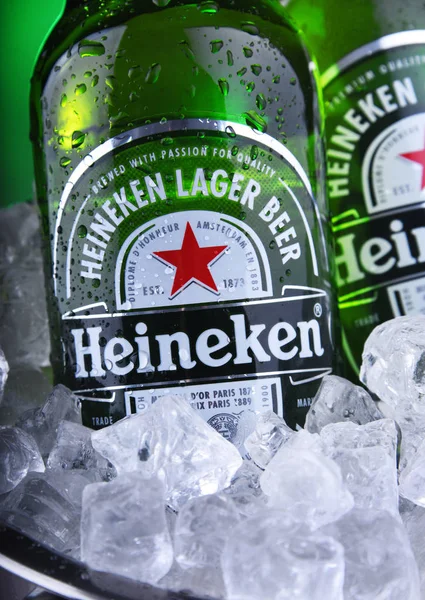 Botellas de cerveza Heineken en cubo con hielo picado —  Fotos de Stock