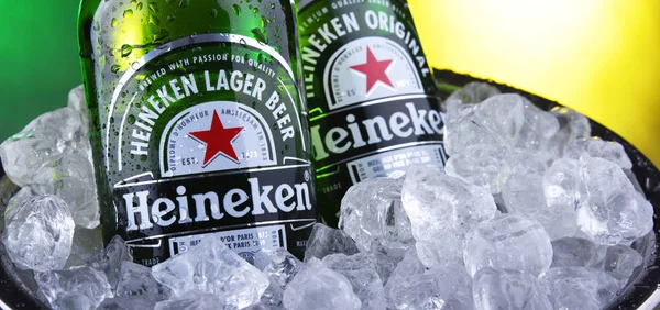 Bottles of Heineken beer in bucket with crushed ice — Stock Photo, Image