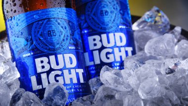 Ezilmiş buz ile kova Bud Light bira Şişeleri