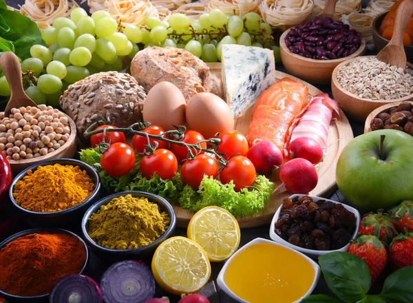 Diverse biologisch voedselproducten op de tafel — Stockfoto