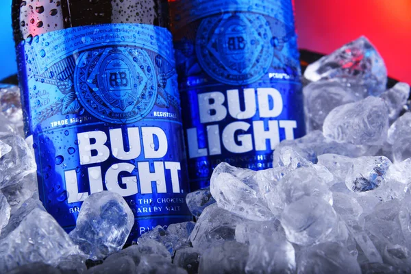 Bottles of Bud Light beer in bucket with crushed ice — Stock Photo, Image