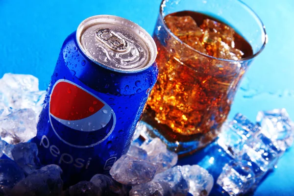 Blikje en glas Pepsi met geplet ijs — Stockfoto