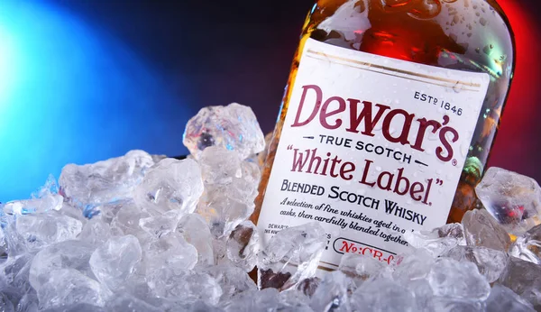 Μπουκάλι Dewars αναμειγνύεται ουίσκι σε κουβά με πάγο — Φωτογραφία Αρχείου