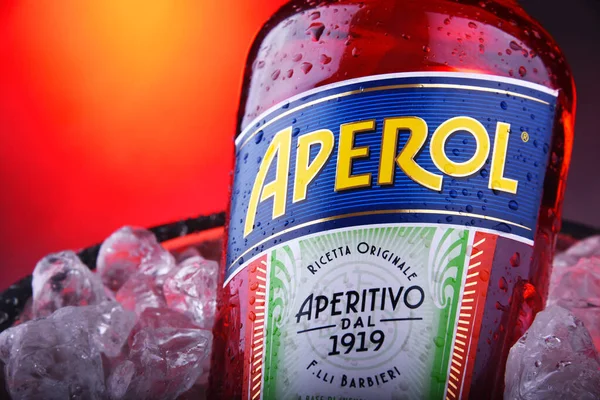 Garrafa de Aperol em balde com gelo picado — Fotografia de Stock