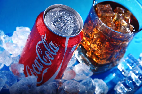 Blikje en glas Coca-Cola met ijs — Stockfoto