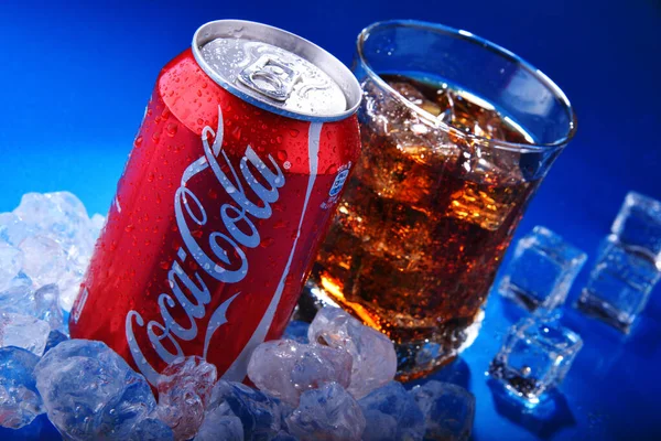 Blikje en glas Coca-Cola met ijs — Stockfoto
