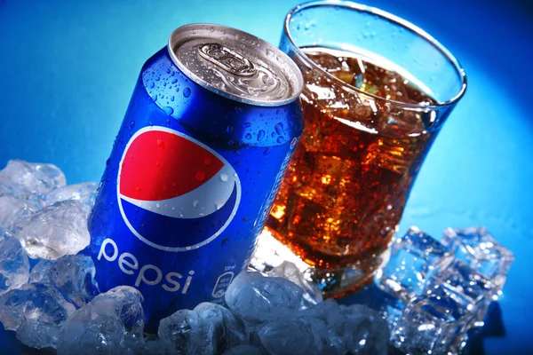 Can and glass of Pepsi with crushed ice — Stockfoto