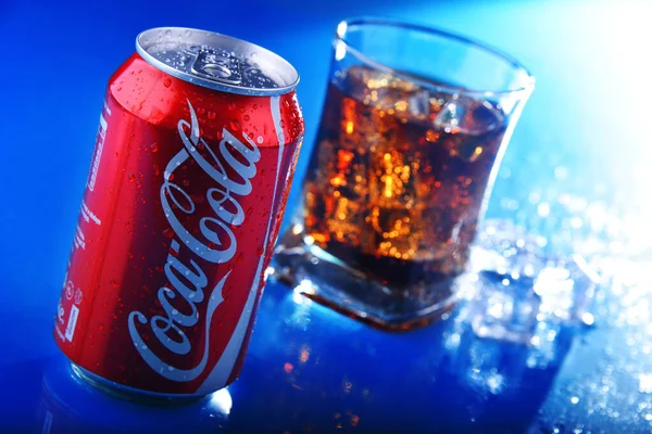 Latta e bicchiere di Coca-Cola con ghiaccio — Foto Stock