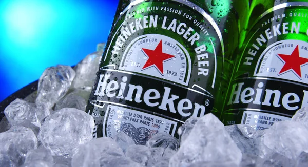 Bottles of Heineken beer in bucket with crushed ice — Stock Photo, Image