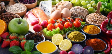 Masanın üzerinde çeşitli organik gıda ürünleri