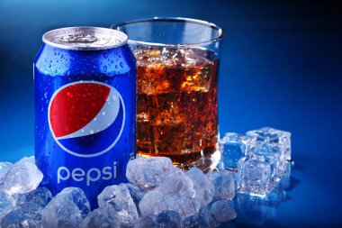 Bir şişe Pepsi ve ezilmiş buz.