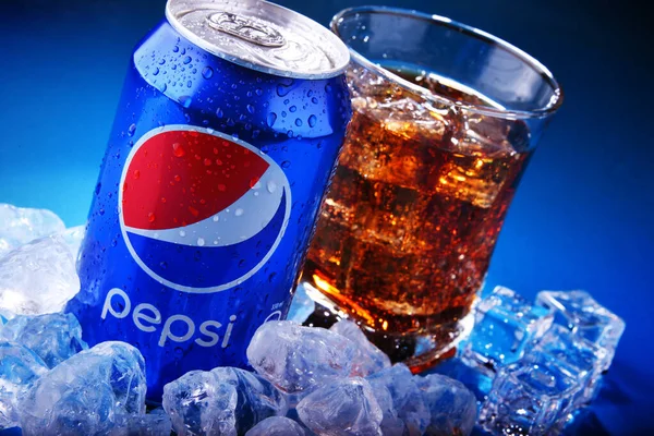 Банка и стакан Пепси с дробленым льдом — стоковое фото