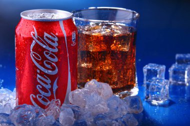Buzlu bir bardak Coca-Cola.