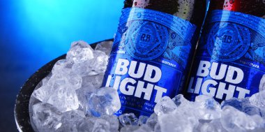 Ezilmiş buz ile kova Bud Light bira Şişeleri