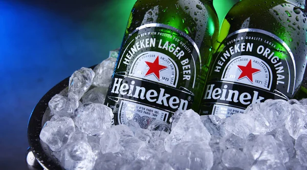 Bottles of Heineken beer in bucket with crushed ice — Stock Photo, Image