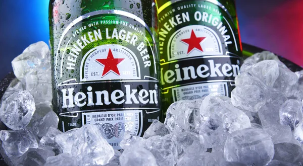Butelki piwa Heineken w wiadrze z kruszonym lodem — Zdjęcie stockowe