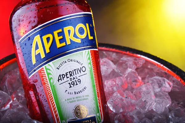 Garrafa de Aperol em balde com gelo picado — Fotografia de Stock