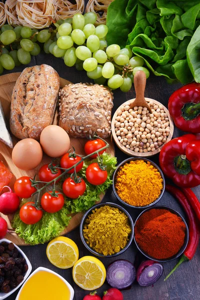 Diverse biologisch voedselproducten op de tafel — Stockfoto