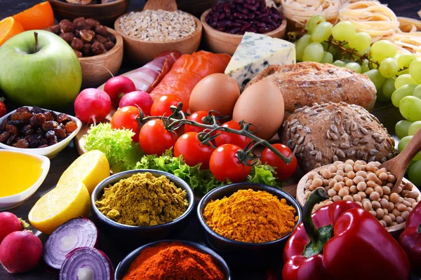 Diverse biologisch voedselproducten op de tafel — Stockfoto