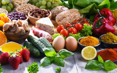 Masanın üzerinde çeşitli organik gıda ürünleri