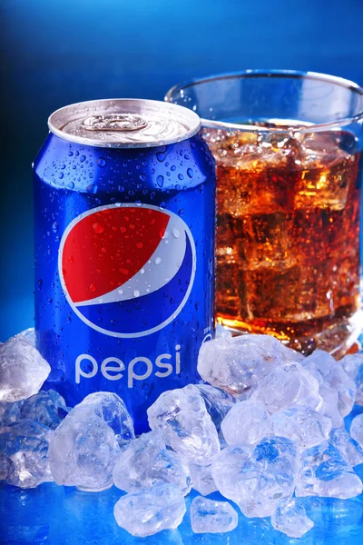 Dose und Glas Pepsi mit Crushed Ice — Stockfoto