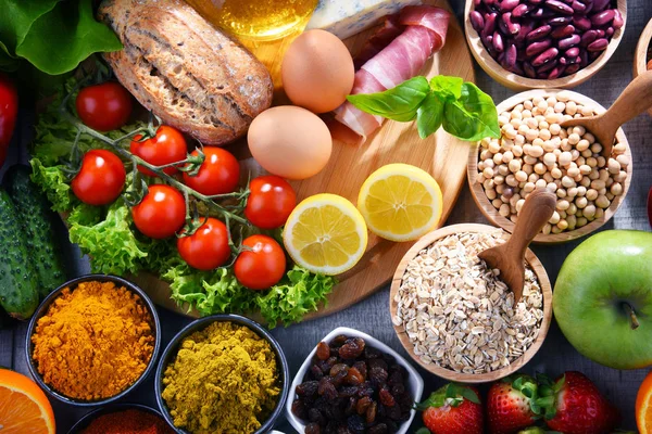 Ассорти органических продуктов питания на столе — стоковое фото